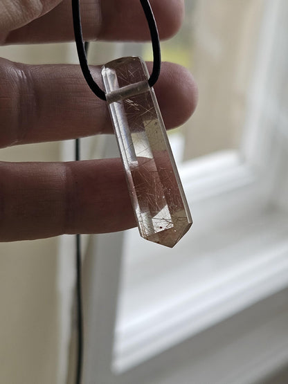 Selten und wunderschön Rauchquarz mit Goldrutil Kristall Spitze Anhänger, 33 x 10 x 9 mm, gebohrt, an verstellbarem Lederband