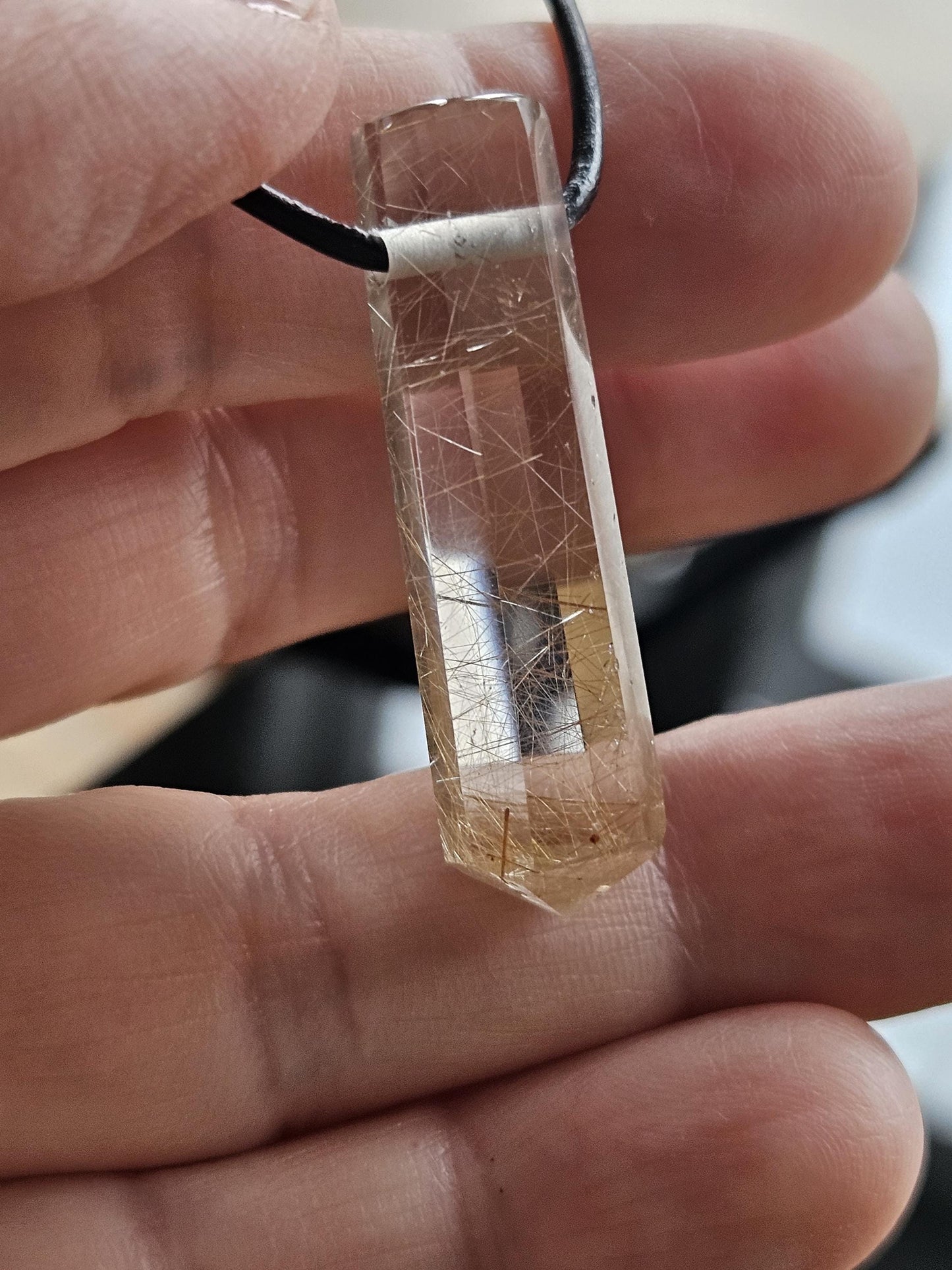 Selten und wunderschön Rauchquarz mit Goldrutil Kristall Spitze Anhänger, 33 x 10 x 9 mm, gebohrt, an verstellbarem Lederband