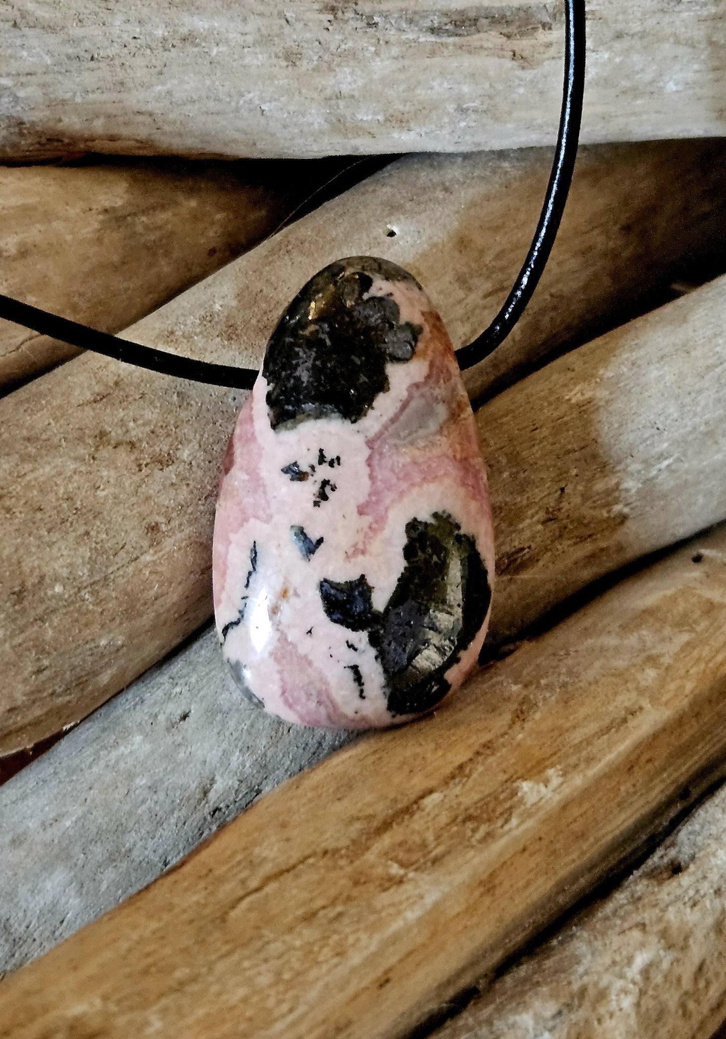 Hübscher Rhodochrosit Anhänger, 35 x 22 x 11 mm, gebohrt, an verstellbarem Lederband, Rhodochrosite