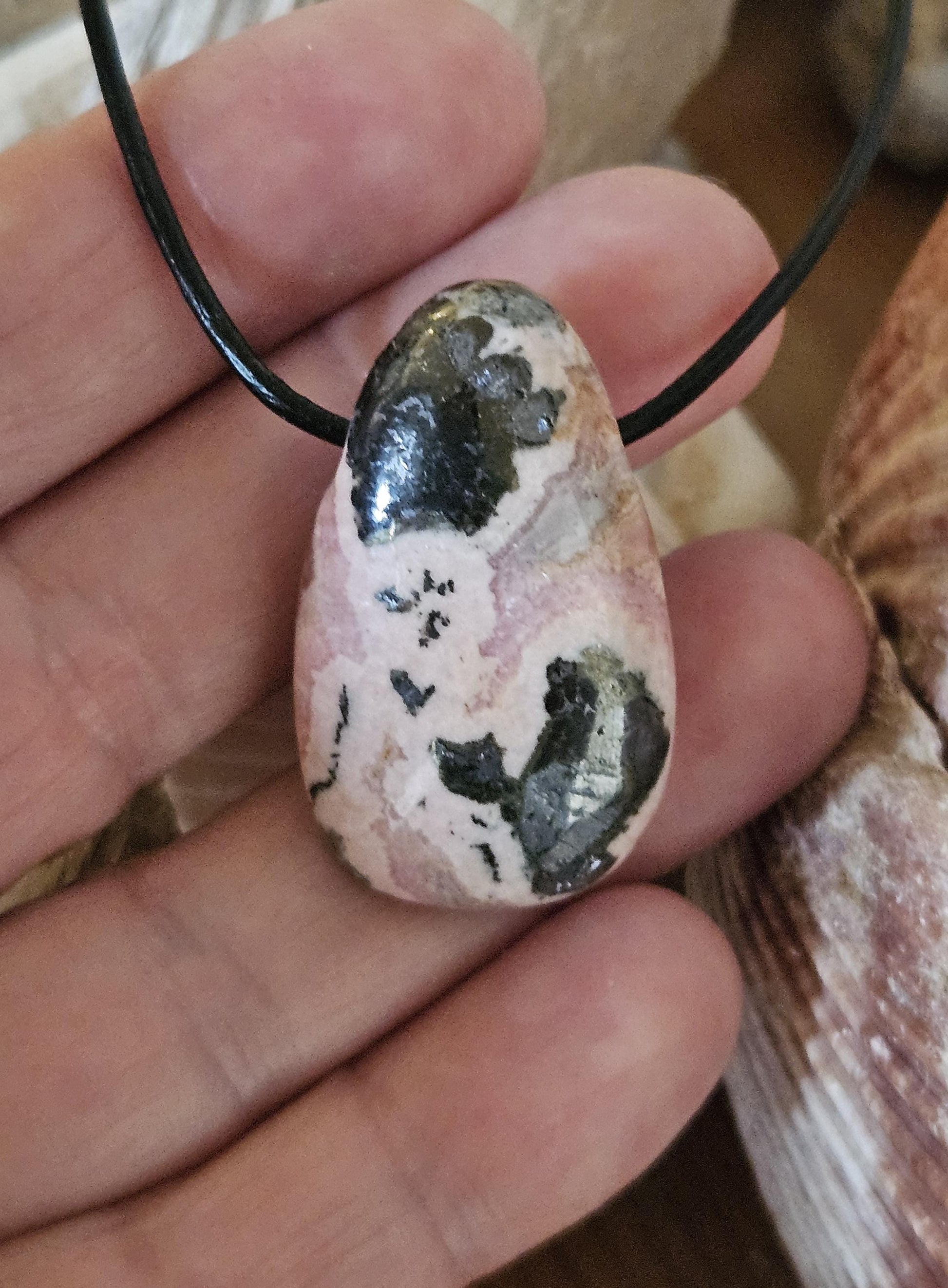 Hübscher Rhodochrosit Anhänger, 35 x 22 x 11 mm, gebohrt, an verstellbarem Lederband, Rhodochrosite