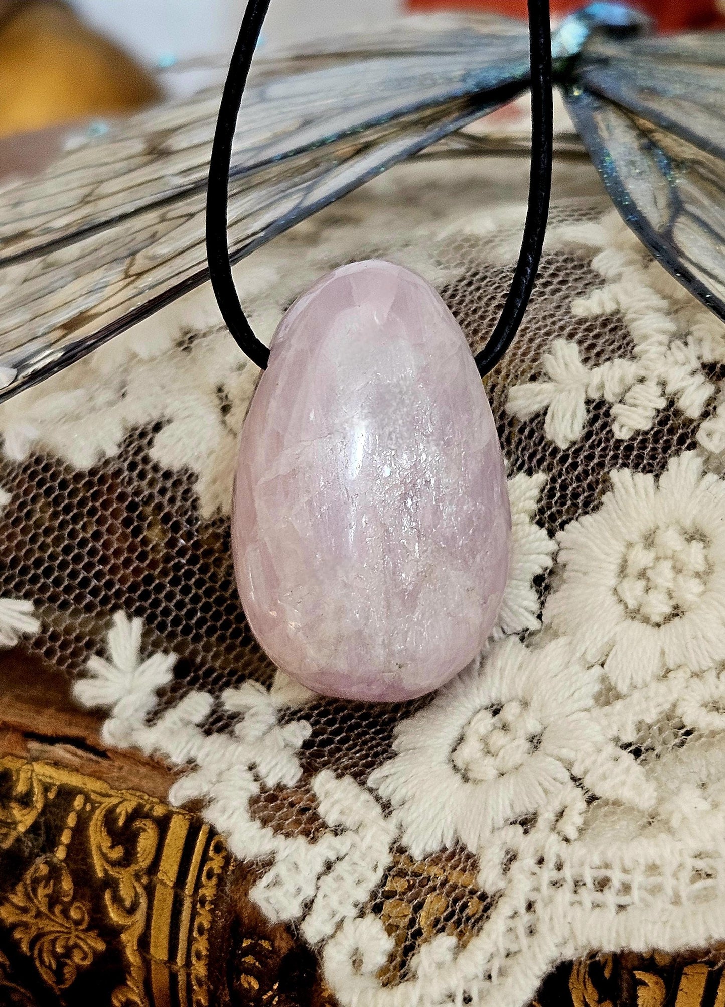 Kunzit Kristall Anhänger, 31 x 20 x 10 mm, gebohrt, an verstellbarem Lederband