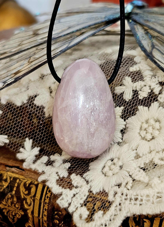 Kunzit Kristall Anhänger, 31 x 20 x 10 mm, gebohrt, an verstellbarem Lederband