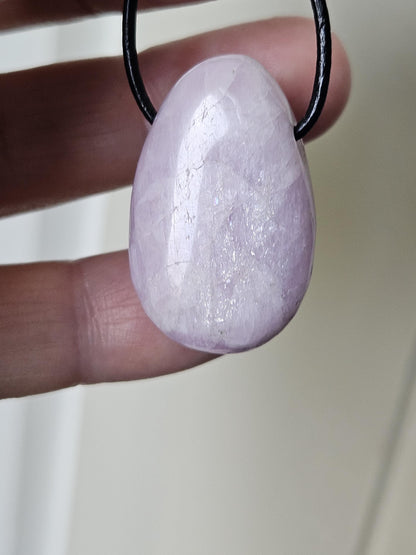 Kunzit Kristall Anhänger, 31 x 20 x 10 mm, gebohrt, an verstellbarem Lederband