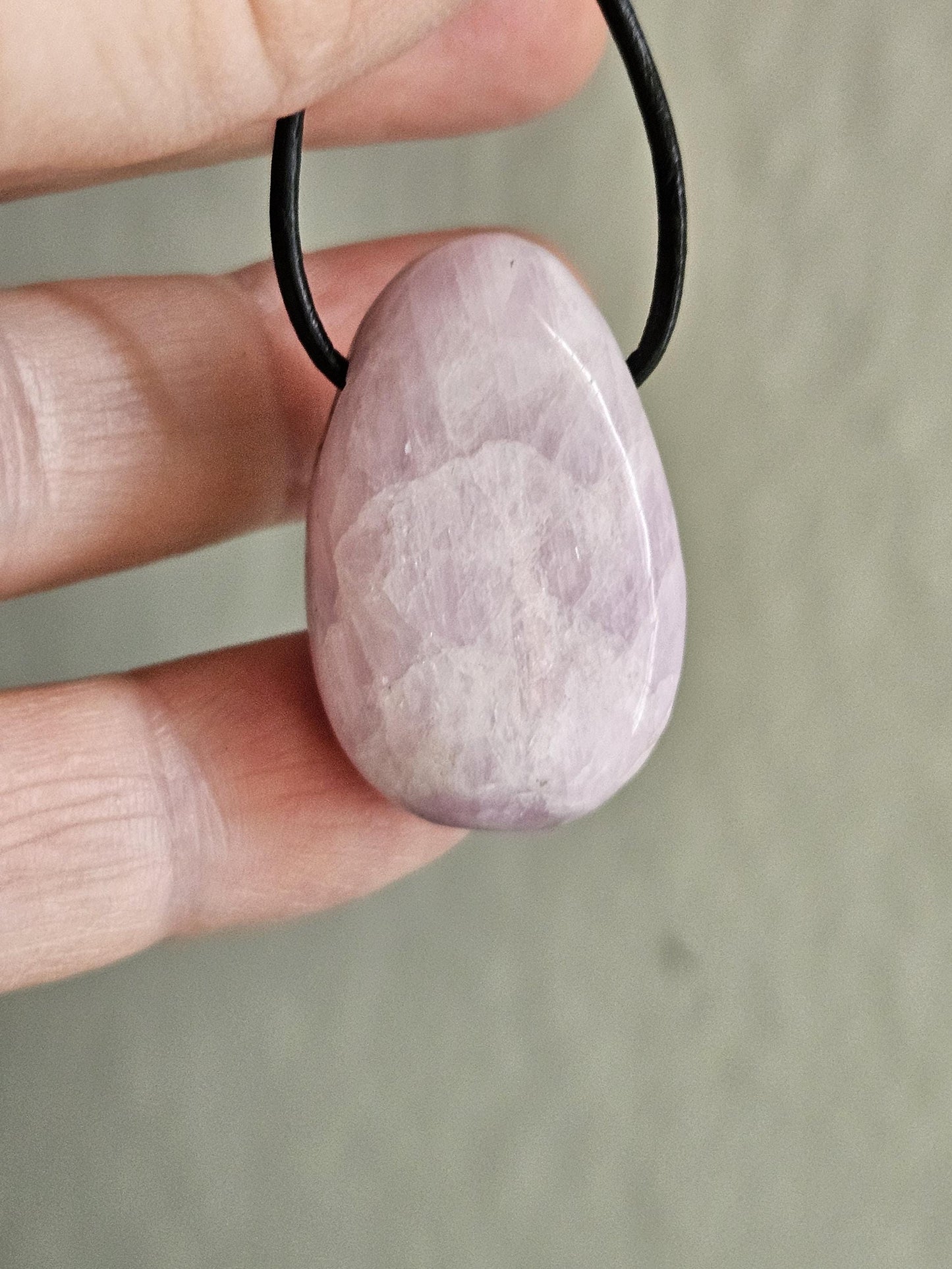 Kunzit Kristall Anhänger, 31 x 20 x 10 mm, gebohrt, an verstellbarem Lederband