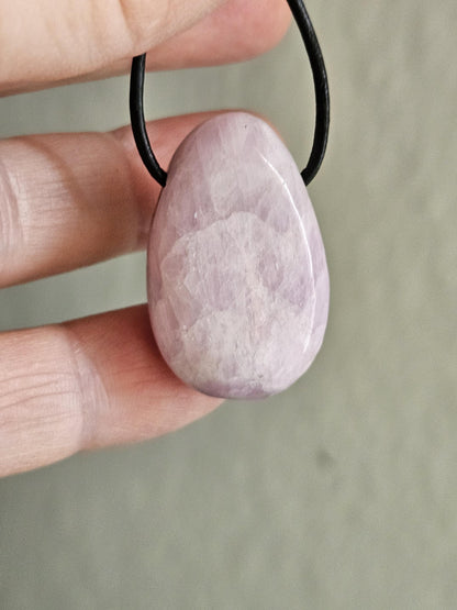 Kunzit Kristall Anhänger, 31 x 20 x 10 mm, gebohrt, an verstellbarem Lederband
