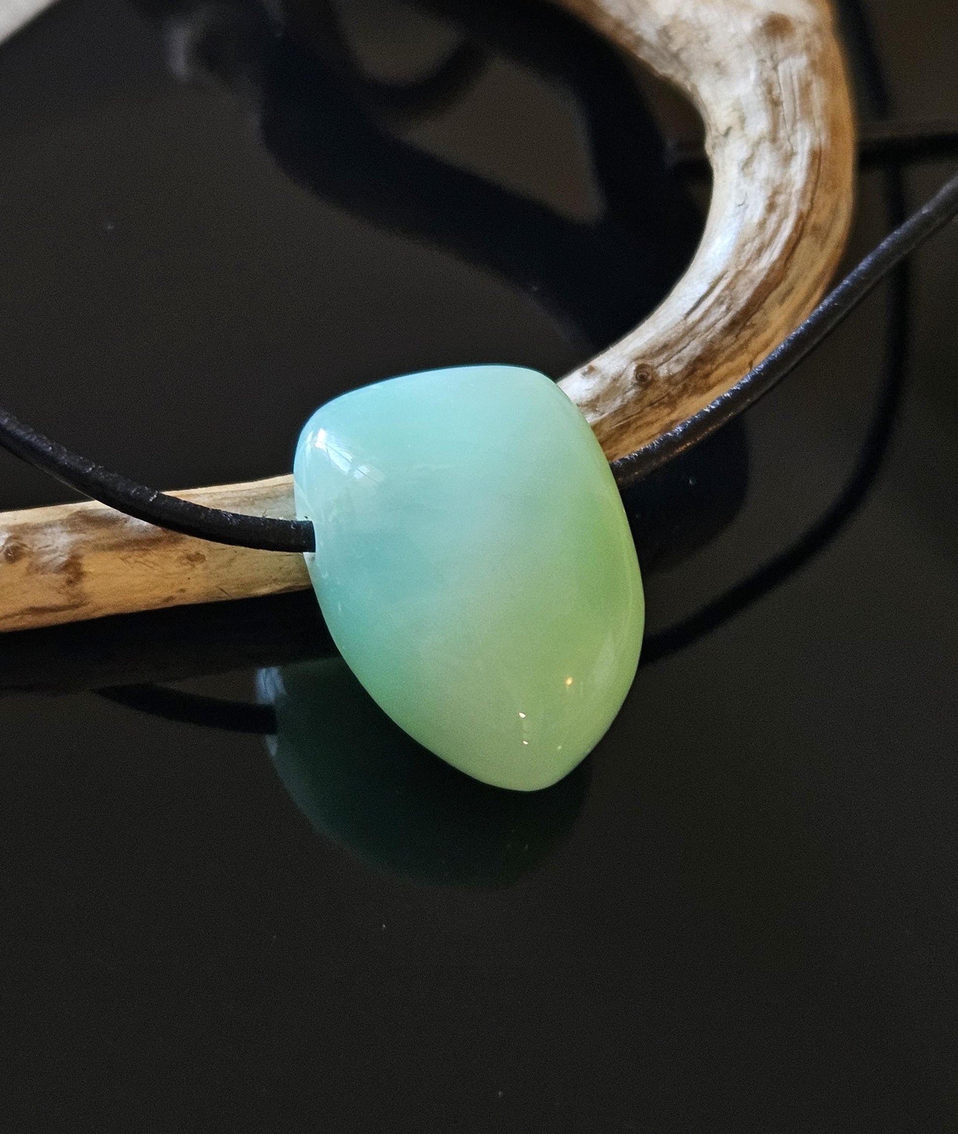 Frühlingsfrischer Chrysopras Anhänger 23 x 16 x 10 mm, gebohrt, am Lederband, von uns sauber und fein, mit Liebe geschliffen