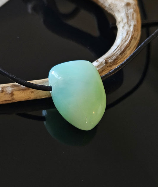 Frühlingsfrischer Chrysopras Anhänger 23 x 16 x 10 mm, gebohrt, am Lederband, von uns sauber und fein, mit Liebe geschliffen