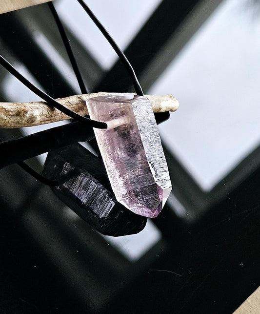 Traumhafter Amethyst Kristall Spitze Vera Cruz Rohstein Healing Crystal Heilkristall , gebohrt an verstellbarem Lederband