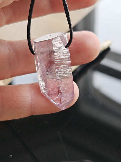 Traumhafter Amethyst Kristall Spitze Vera Cruz Rohstein Healing Crystal Heilkristall , gebohrt an verstellbarem Lederband