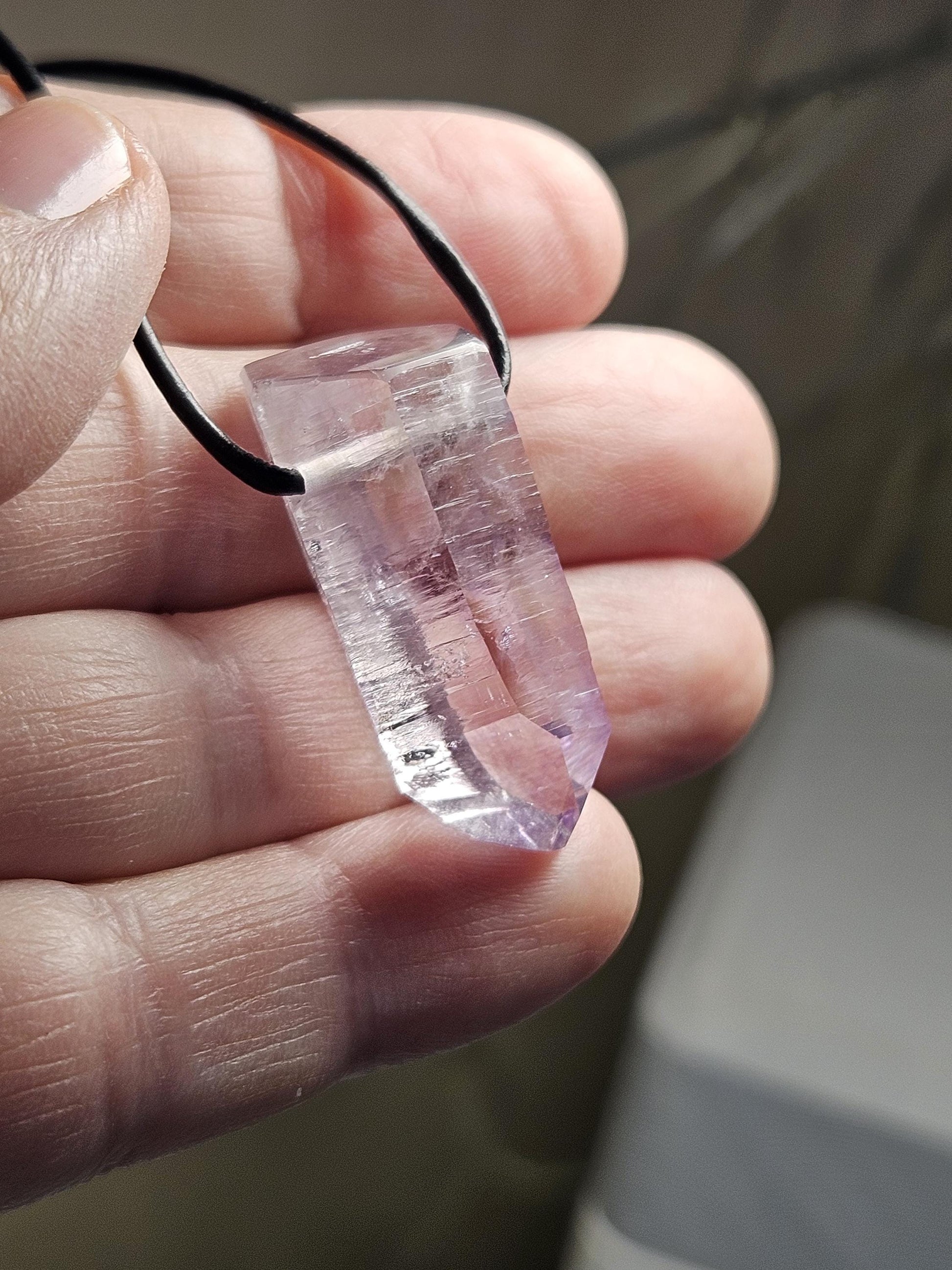 Amethyst Anhänger Kristall Spitze Vera Cruz Rohstein Healing Crystal Heilkristall , gebohrt an verstellbarem Lederband