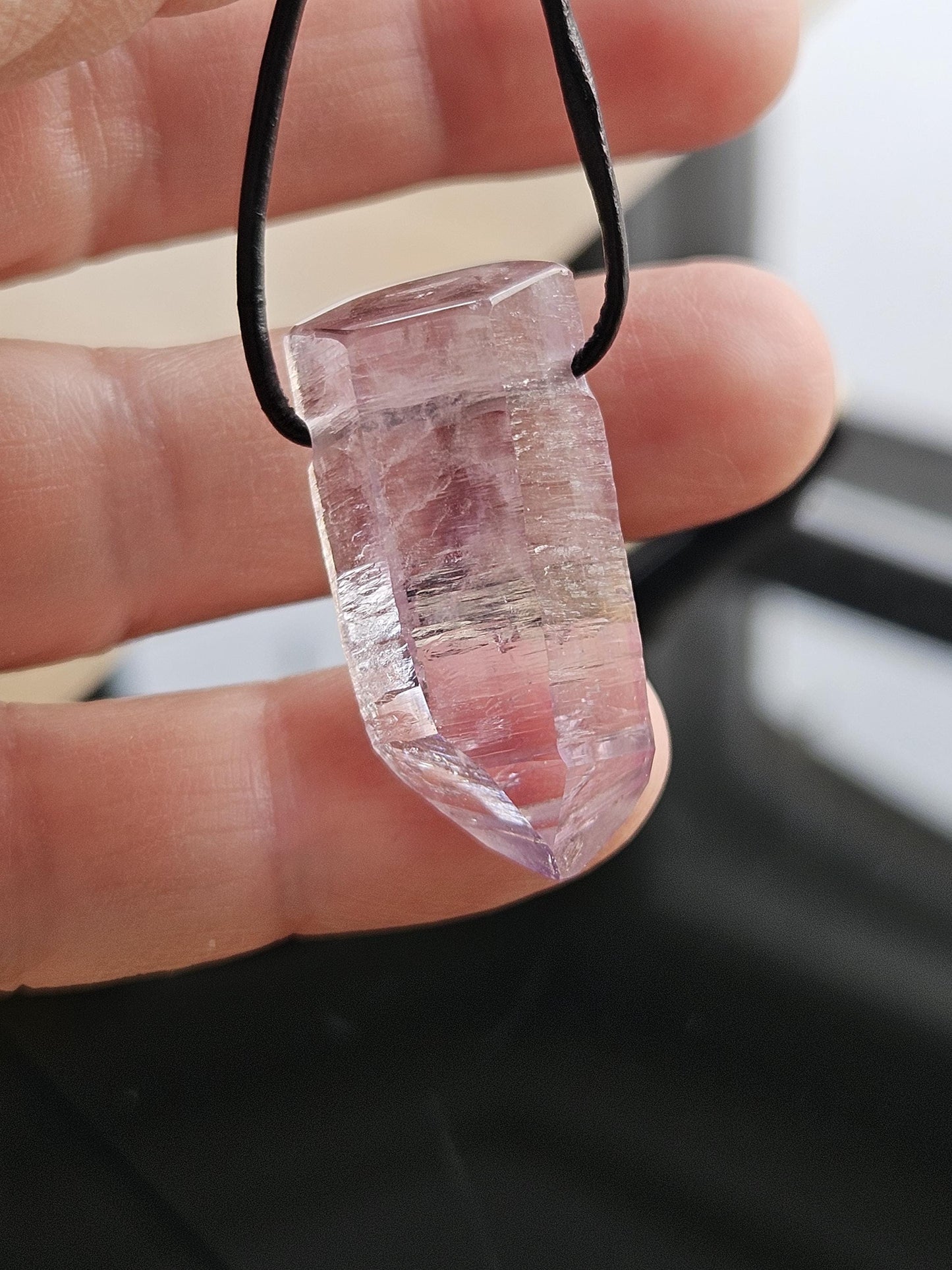 Traumhafter Amethyst Kristall Spitze Vera Cruz Rohstein Healing Crystal Heilkristall , gebohrt an verstellbarem Lederband