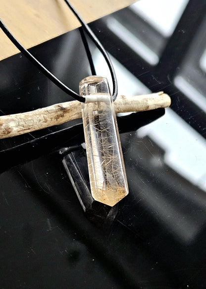 Selten und wunderschön Rauchquarz mit Goldrutil Kristall Spitze Anhänger, 33 x 10 x 9 mm, gebohrt, an verstellbarem Lederband