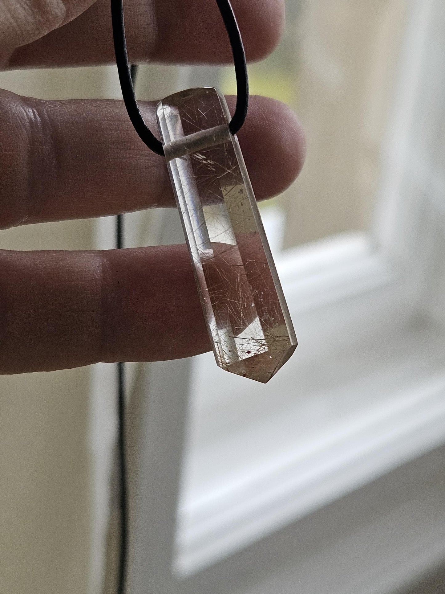 Selten und wunderschön Rauchquarz mit Goldrutil Kristall Spitze Anhänger, 33 x 10 x 9 mm, gebohrt, an verstellbarem Lederband