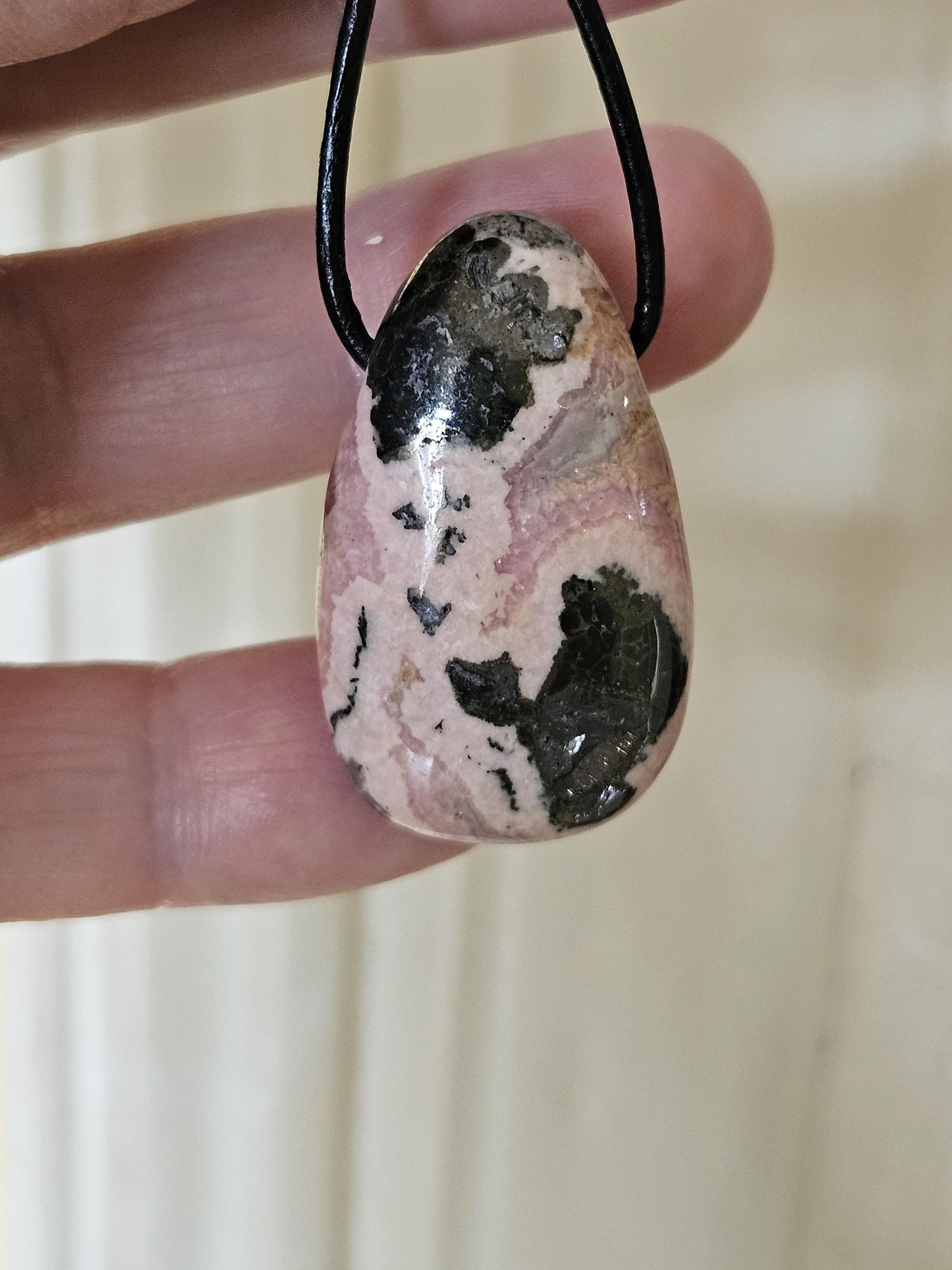 Hübscher Rhodochrosit Anhänger, 35 x 22 x 11 mm, gebohrt, an verstellbarem Lederband, Rhodochrosite