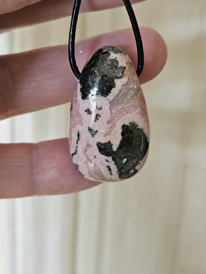Hübscher Rhodochrosit Anhänger, 35 x 22 x 11 mm, gebohrt, an verstellbarem Lederband, Rhodochrosite