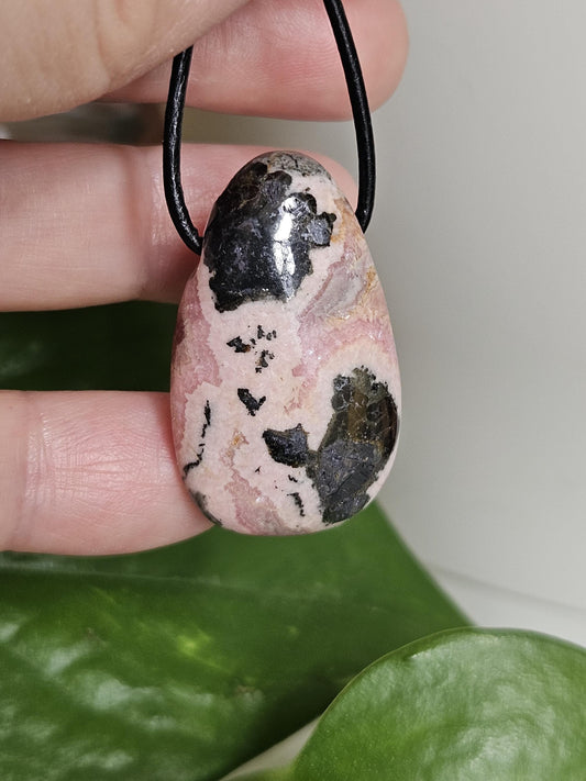 Hübscher Rhodochrosit Anhänger, 35 x 22 x 11 mm, gebohrt, an verstellbarem Lederband, Rhodochrosite