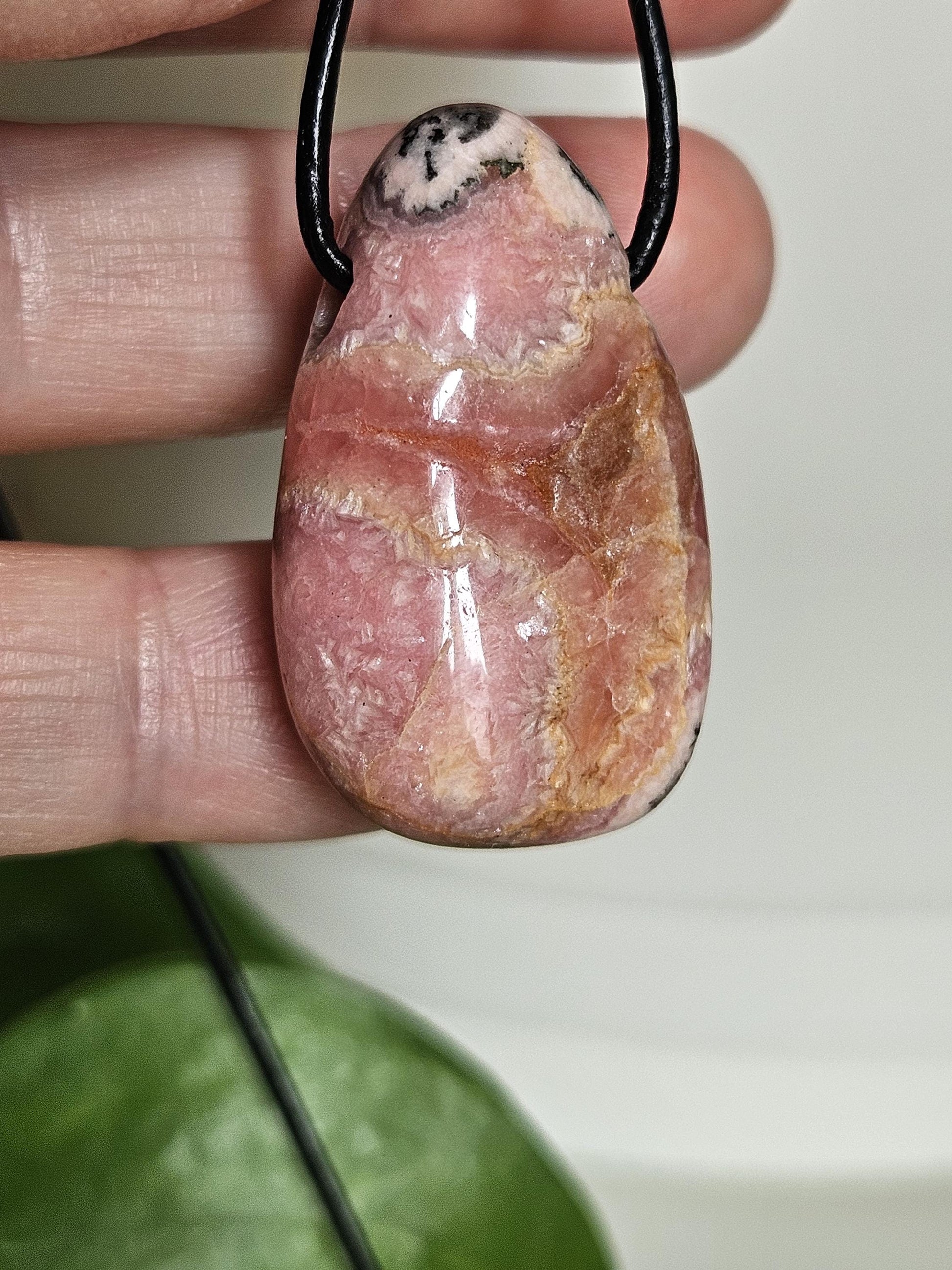 Hübscher Rhodochrosit Anhänger, 35 x 22 x 11 mm, gebohrt, an verstellbarem Lederband, Rhodochrosite