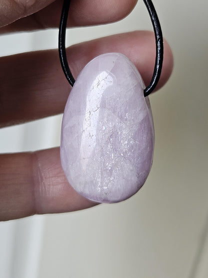 Kunzit Kristall Anhänger, 31 x 20 x 10 mm, gebohrt, an verstellbarem Lederband