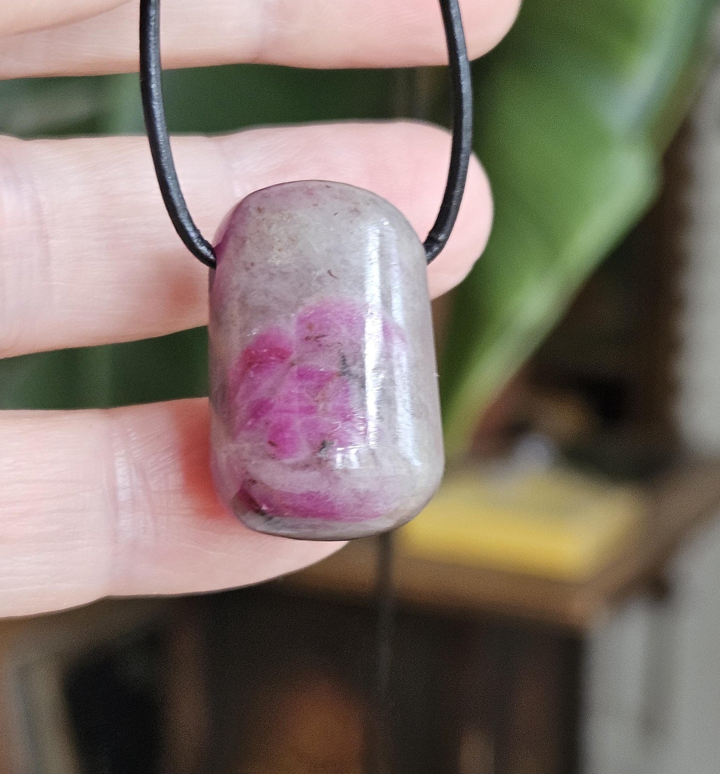 Rubin in Feldspat, 26 x 17 x 17 mm, gebohrt, an verstellbarem Lederband