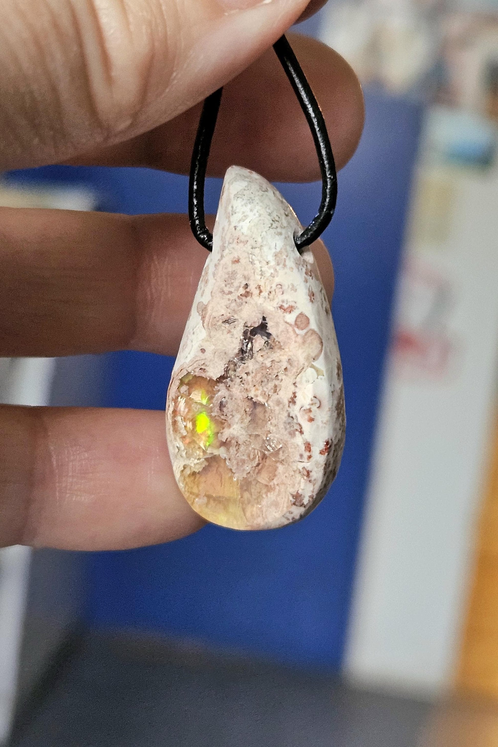 Magischer mexikanischer Feueropal Anhänger, 36 x 18 x 10 mm, gebohrt, an verstellbarem Lederband