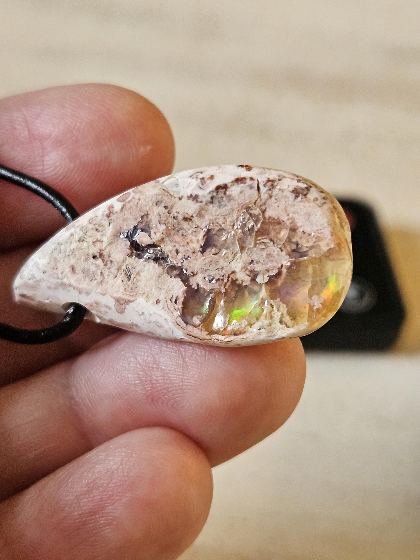 Magischer mexikanischer Feueropal Anhänger, 36 x 18 x 10 mm, gebohrt, an verstellbarem Lederband
