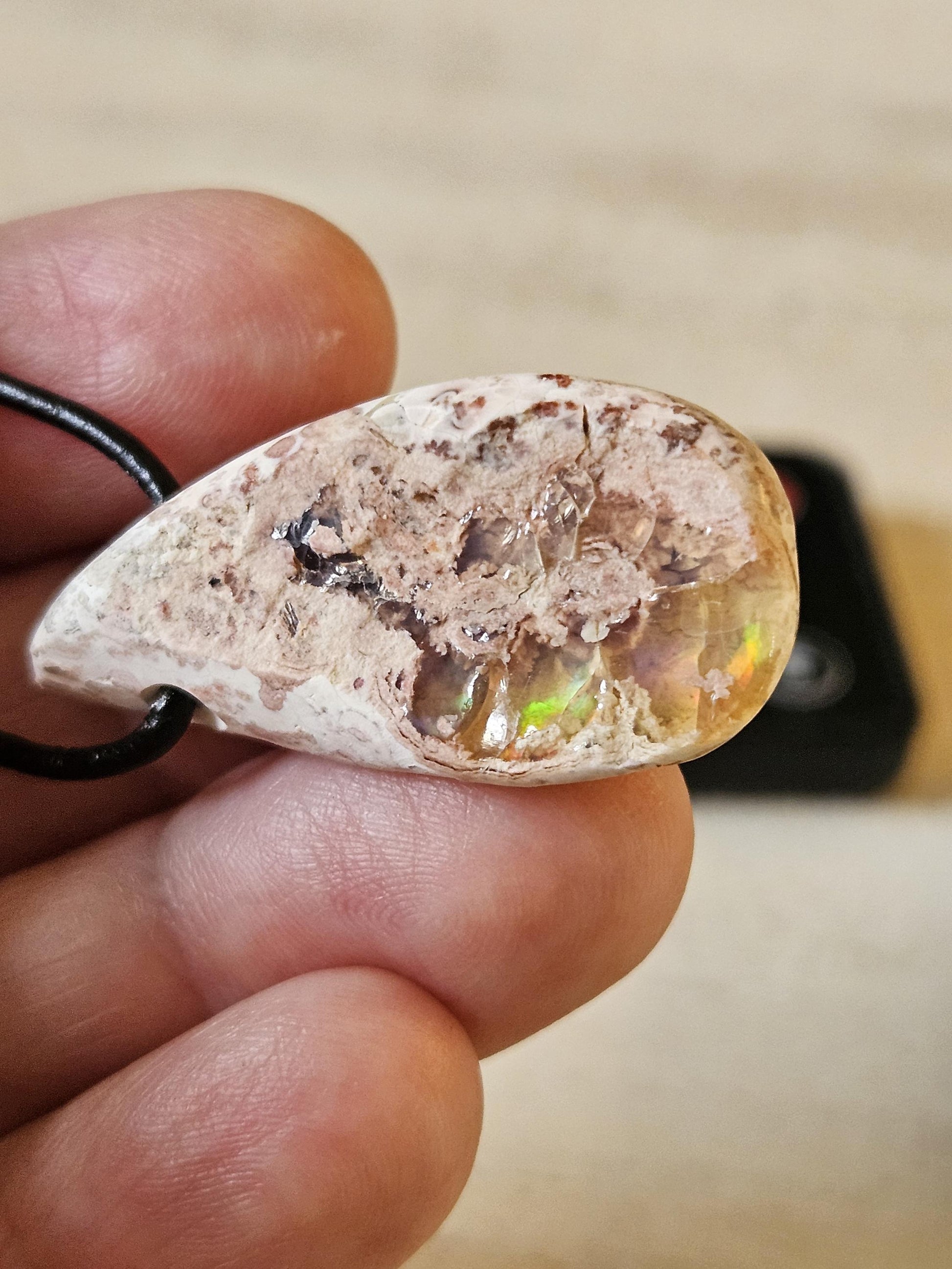 Magischer mexikanischer Feueropal Anhänger, 36 x 18 x 10 mm, gebohrt, an verstellbarem Lederband
