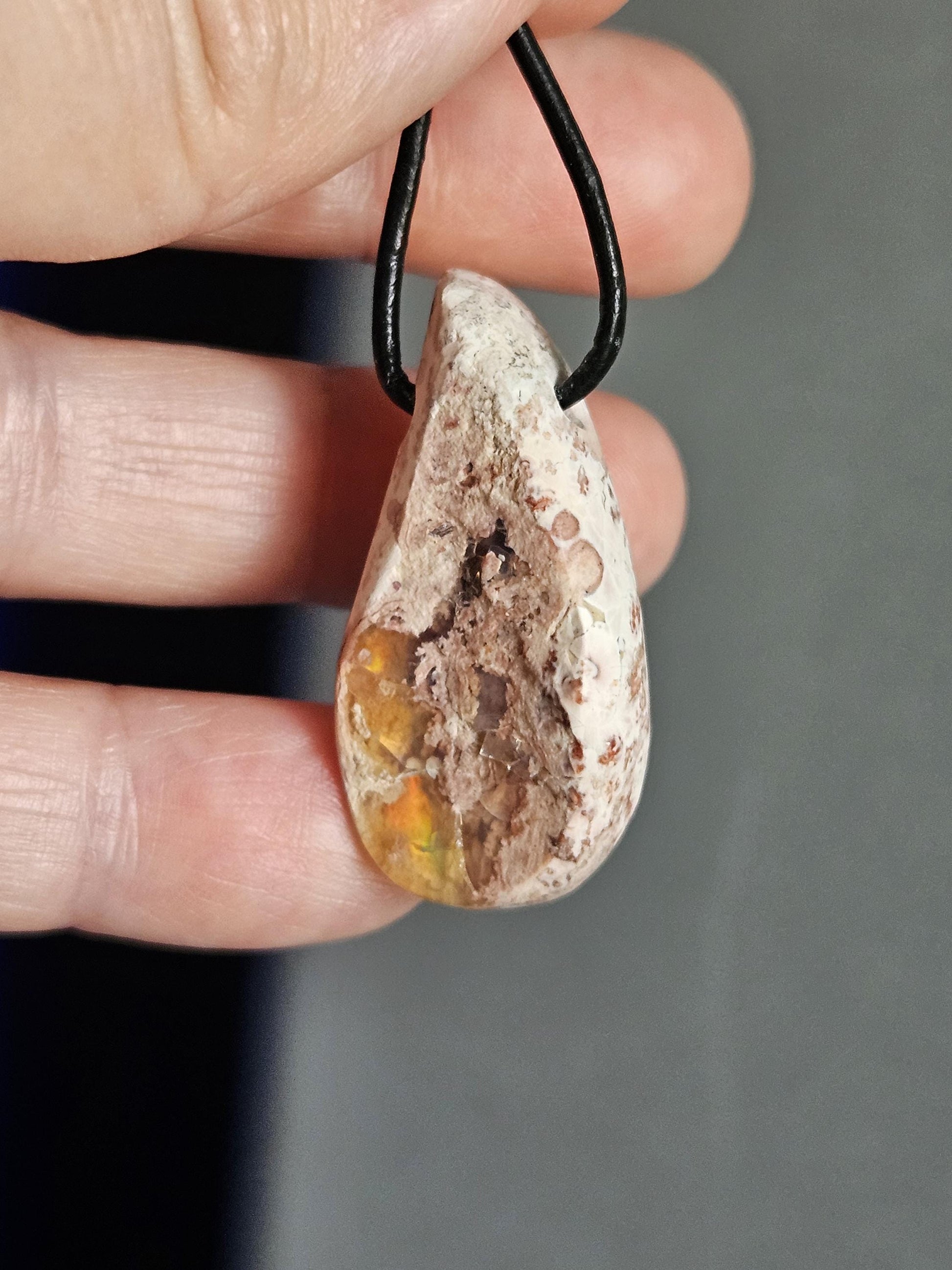 Magischer mexikanischer Feueropal Anhänger, 36 x 18 x 10 mm, gebohrt, an verstellbarem Lederband