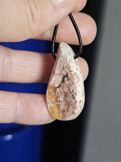 Magischer mexikanischer Feueropal Anhänger, 36 x 18 x 10 mm, gebohrt, an verstellbarem Lederband