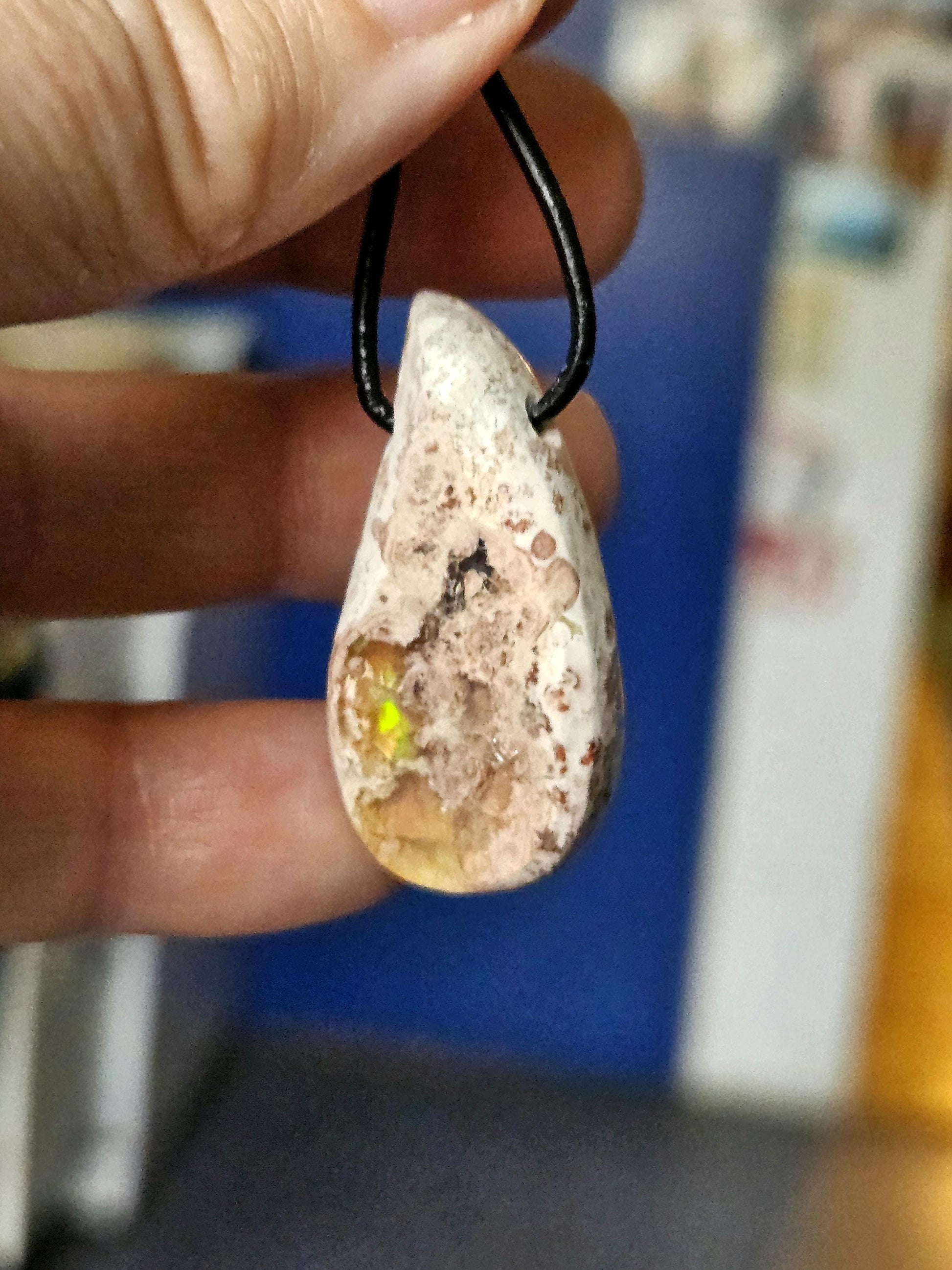 Magischer mexikanischer Feueropal Anhänger, 36 x 18 x 10 mm, gebohrt, an verstellbarem Lederband