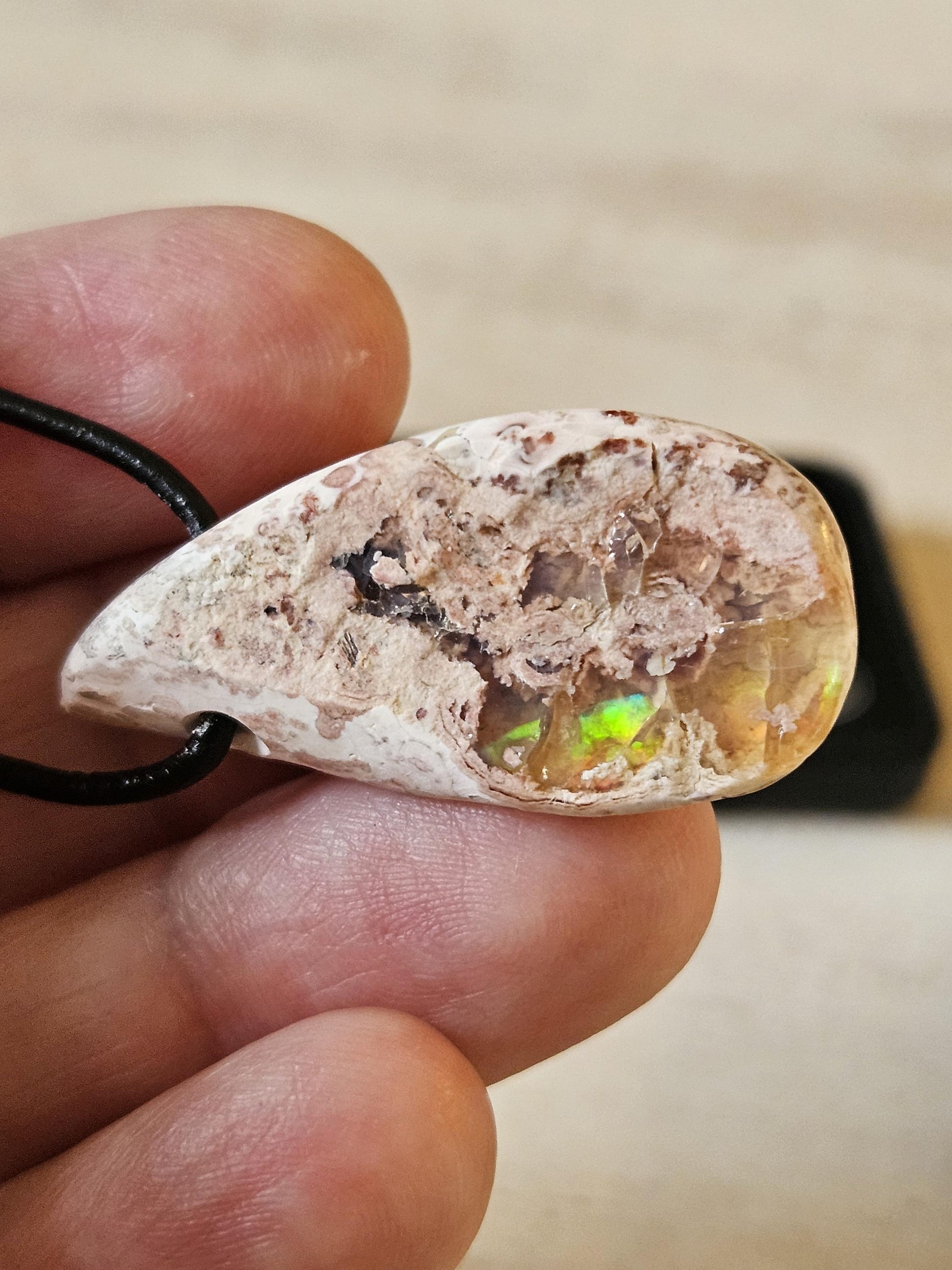 Magischer mexikanischer Feueropal Anhänger, 36 x 18 x 10 mm, gebohrt, an verstellbarem Lederband