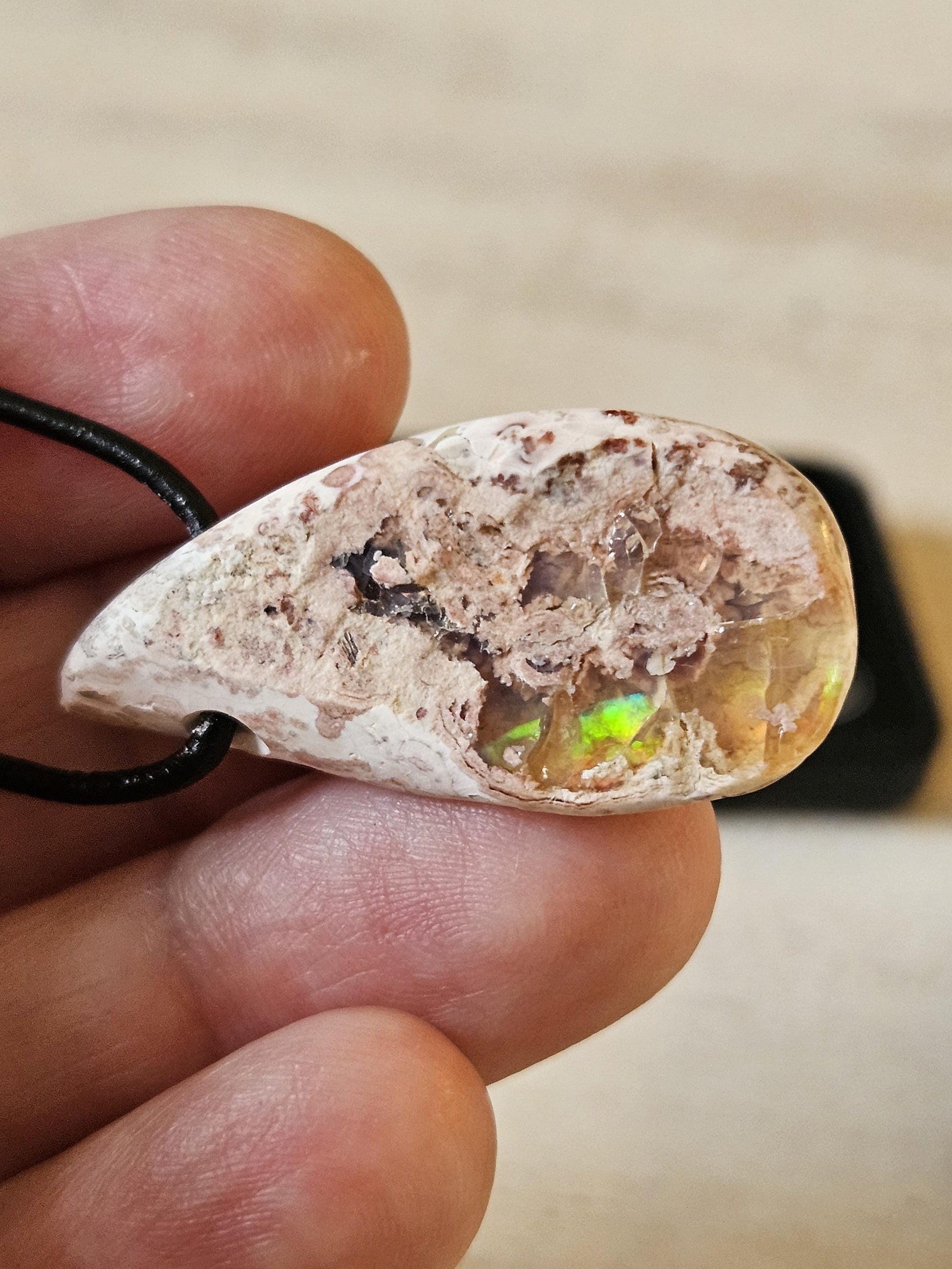 Magischer mexikanischer Feueropal Anhänger, 36 x 18 x 10 mm, gebohrt, an verstellbarem Lederband