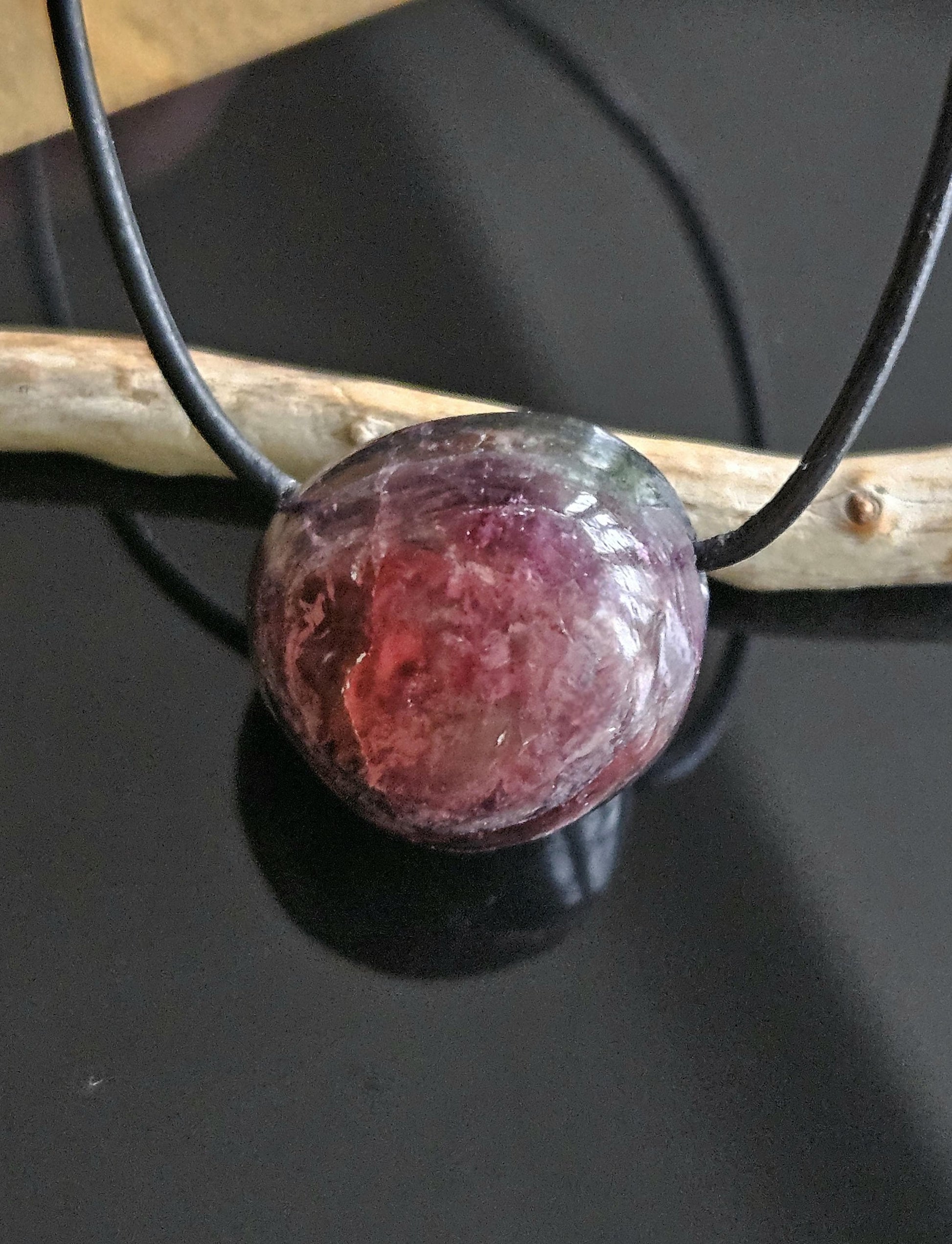 Bezaubernder Bicolor Turmalin rot grün Turmalin, Rubellit, Kugel förmig Anhänger, 21 x 20 x 20 mm, gebohrt, an verstellbarem Lederband
