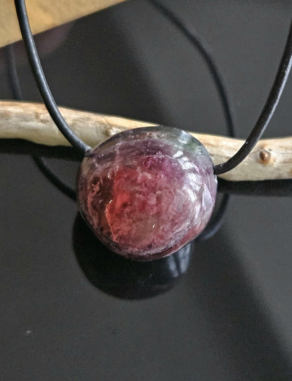 Bezaubernder Bicolor Turmalin rot grün Turmalin, Rubellit, Kugel förmig Anhänger, 21 x 20 x 20 mm, gebohrt, an verstellbarem Lederband