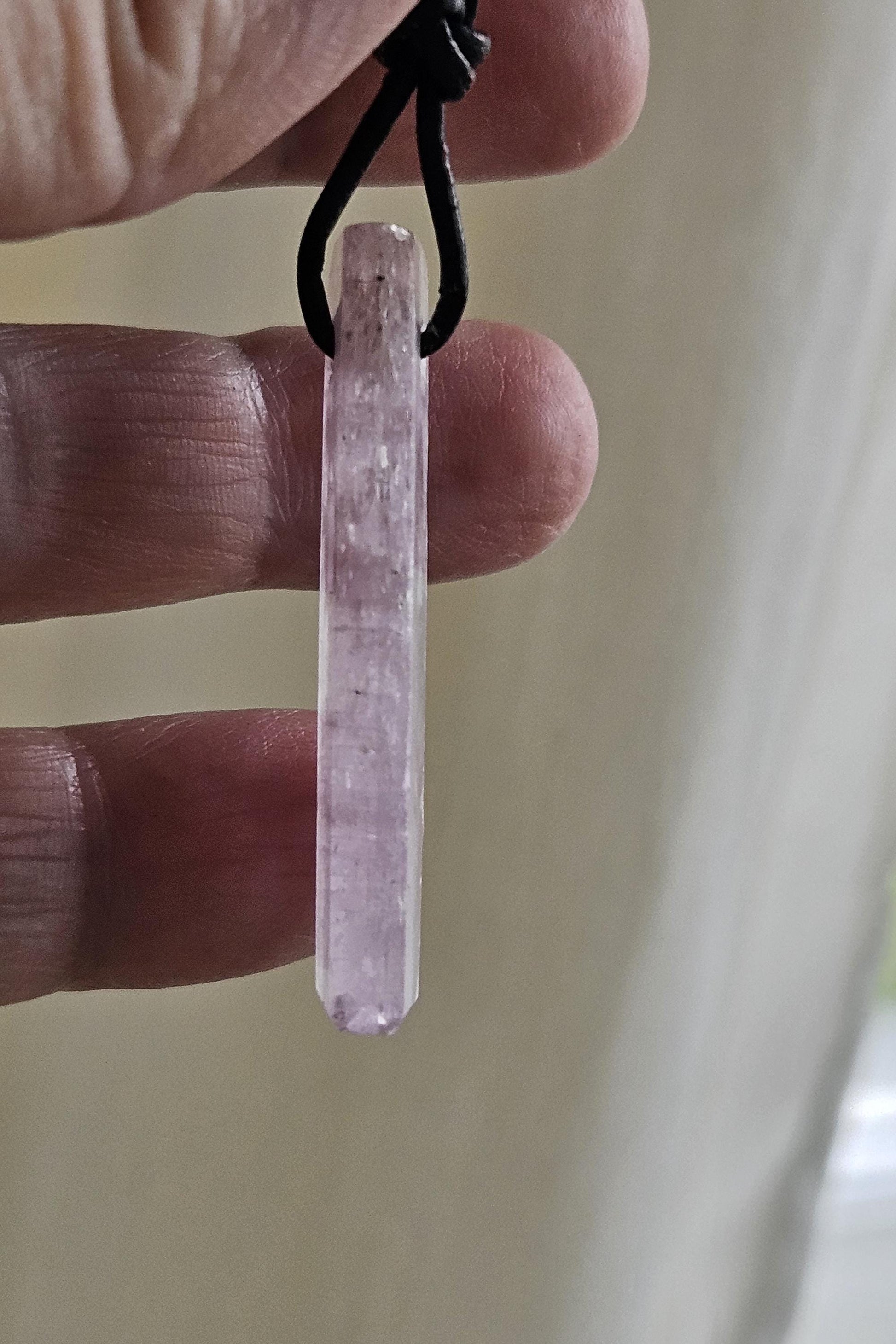 Kunzit Rohstein Rohkristall Kristall Stäbchen, Anhänger, 42 x 12 x 5 mm, gebohrt, an verstellbarem Lederband