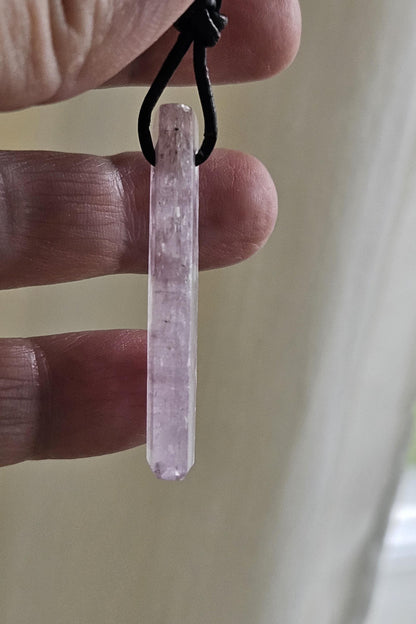Kunzit Rohstein Rohkristall Kristall Stäbchen, Anhänger, 42 x 12 x 5 mm, gebohrt, an verstellbarem Lederband