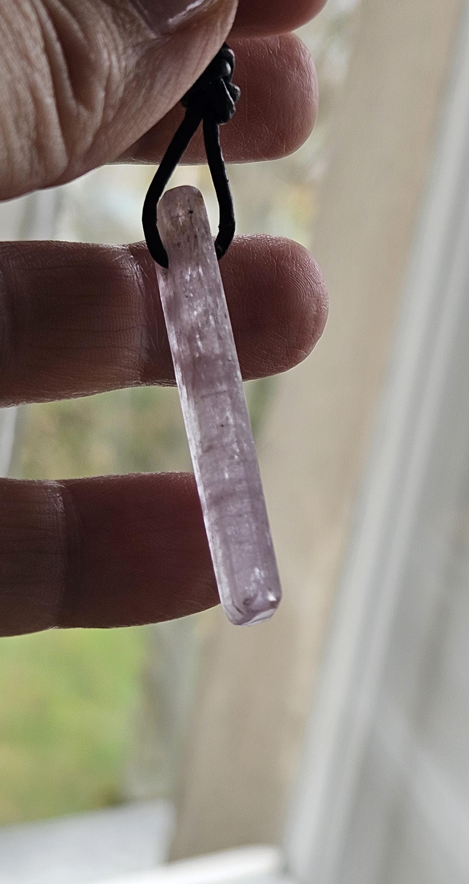 Kunzit Rohstein Rohkristall Kristall Stäbchen, Anhänger, 42 x 12 x 5 mm, gebohrt, an verstellbarem Lederband
