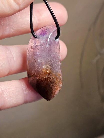 Auralit, Auralite 23, super seven, melody stone Cacoxenit Anhänger, 42 x 20 x 14 mm, gebohrt, an verstellbarem Lederband