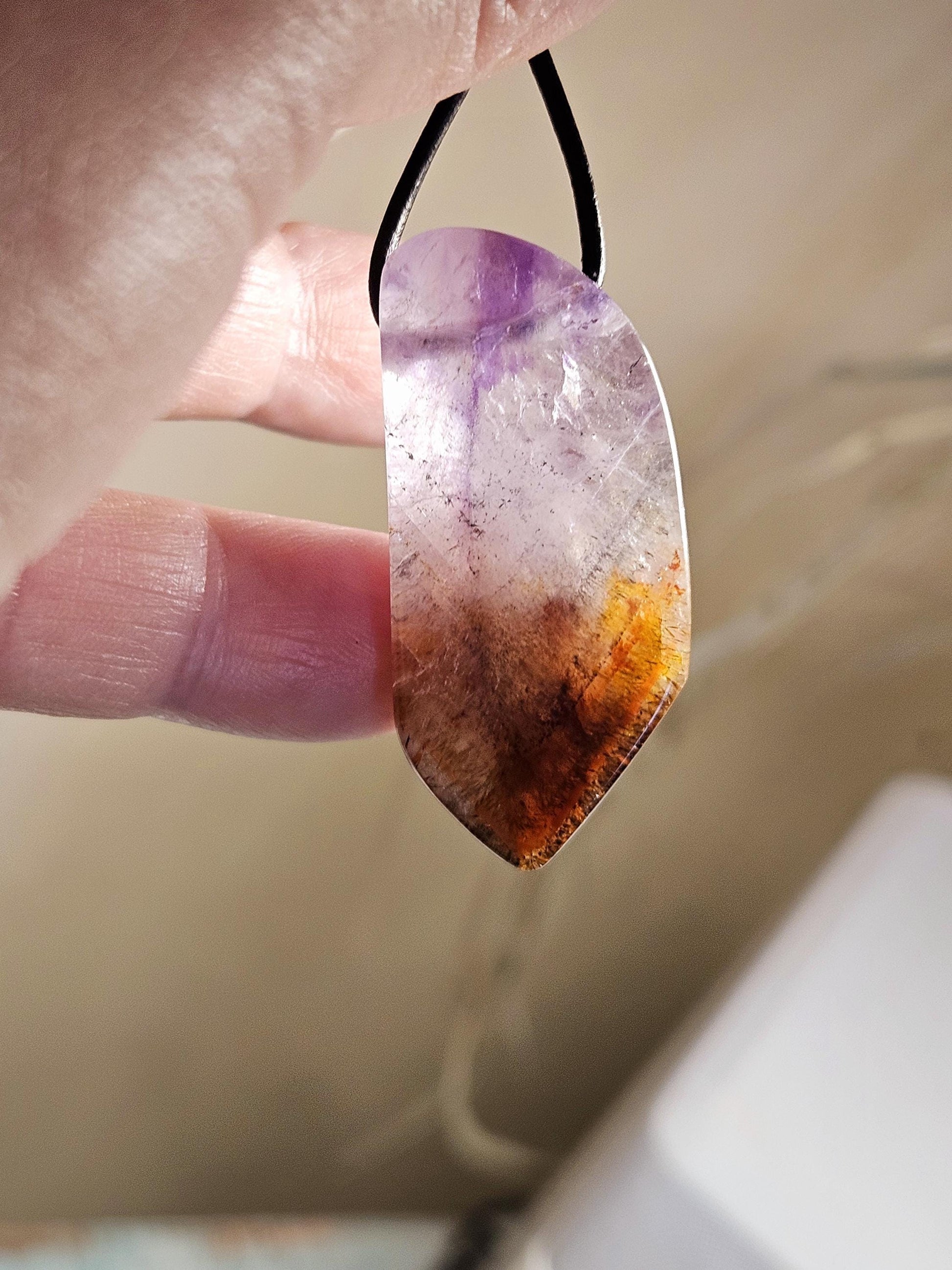 Auralit, Auralite 23, super seven, melody stone Cacoxenit Anhänger, 42 x 20 x 14 mm, gebohrt, an verstellbarem Lederband