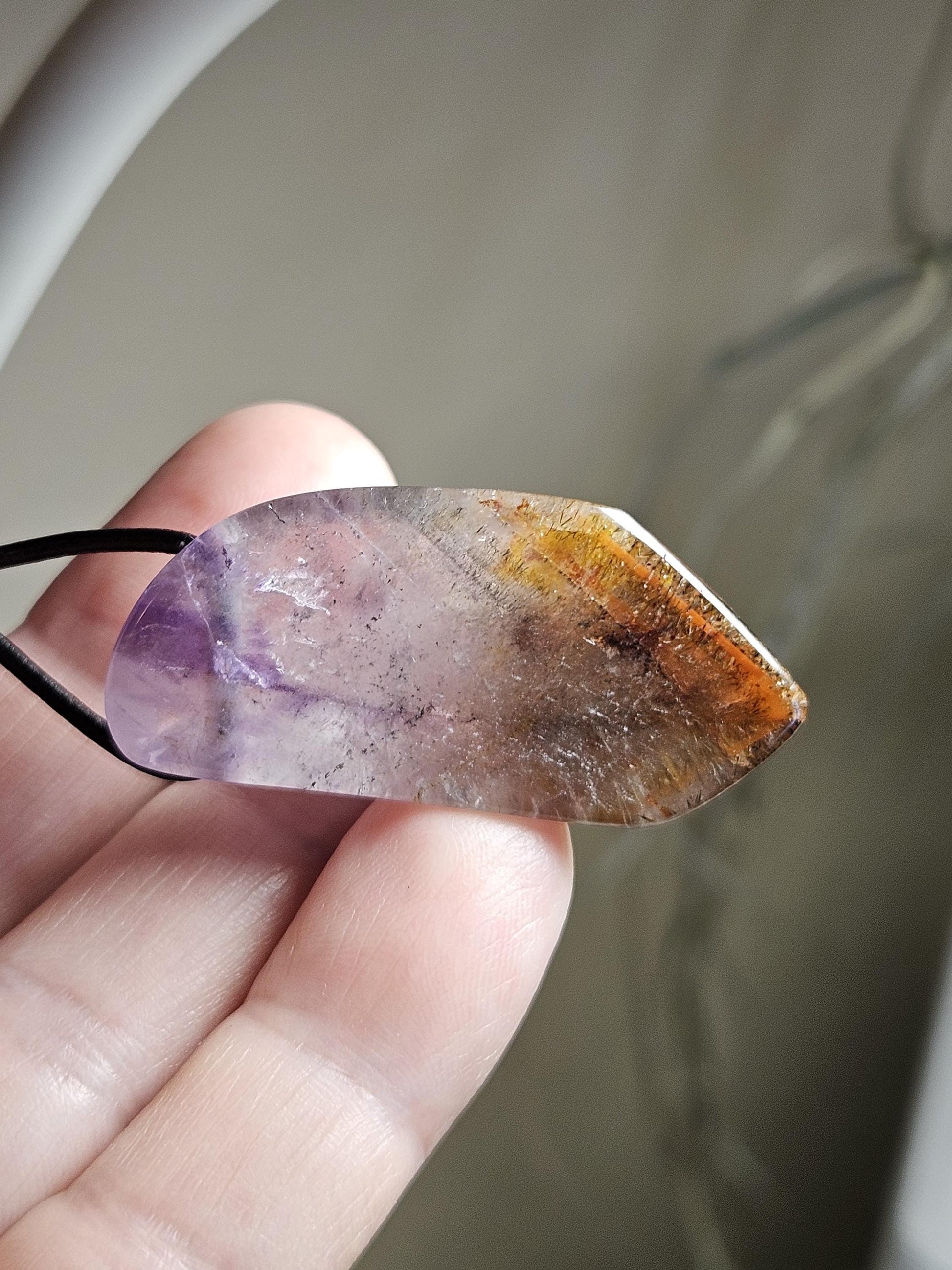 Auralit, Auralite 23, super seven, melody stone Cacoxenit Anhänger, 42 x 20 x 14 mm, gebohrt, an verstellbarem Lederband