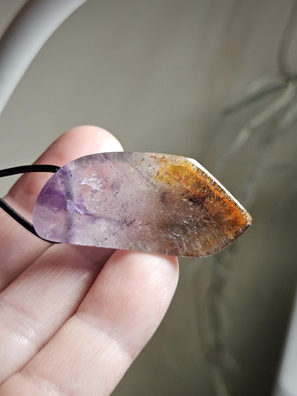 Auralit, Auralite 23, super seven, melody stone Cacoxenit Anhänger, 42 x 20 x 14 mm, gebohrt, an verstellbarem Lederband