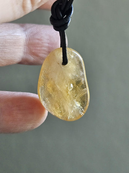 Golden Healer, Bergkristall mit Citrin, 27 x 19 x 8 mm, gebohrt, an verstellbarem Lederband