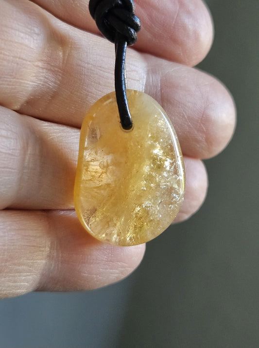 Golden Healer, Bergkristall mit Citrin, 27 x 19 x 8 mm, gebohrt, an verstellbarem Lederband