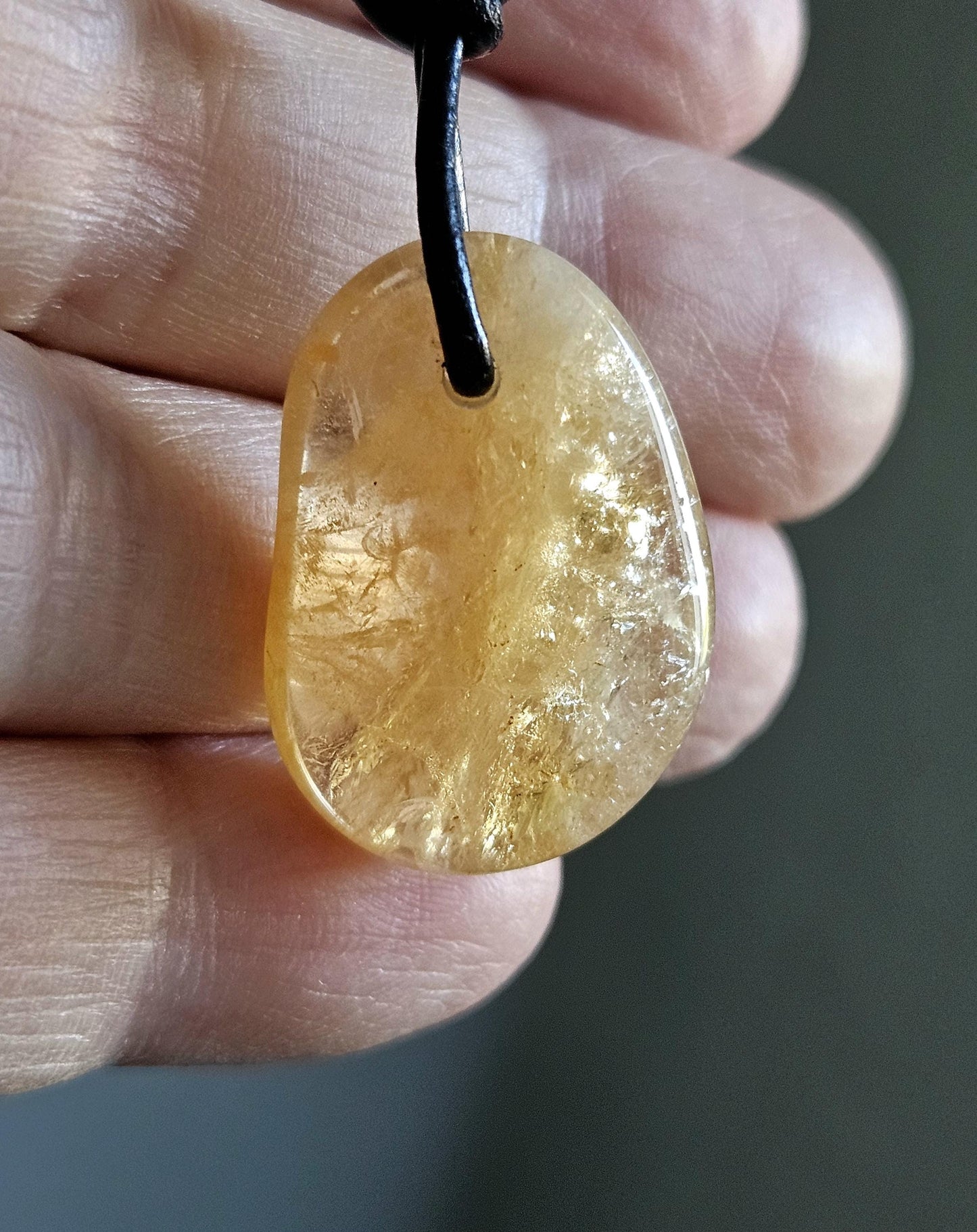Golden Healer, Bergkristall mit Citrin, 27 x 19 x 8 mm, gebohrt, an verstellbarem Lederband