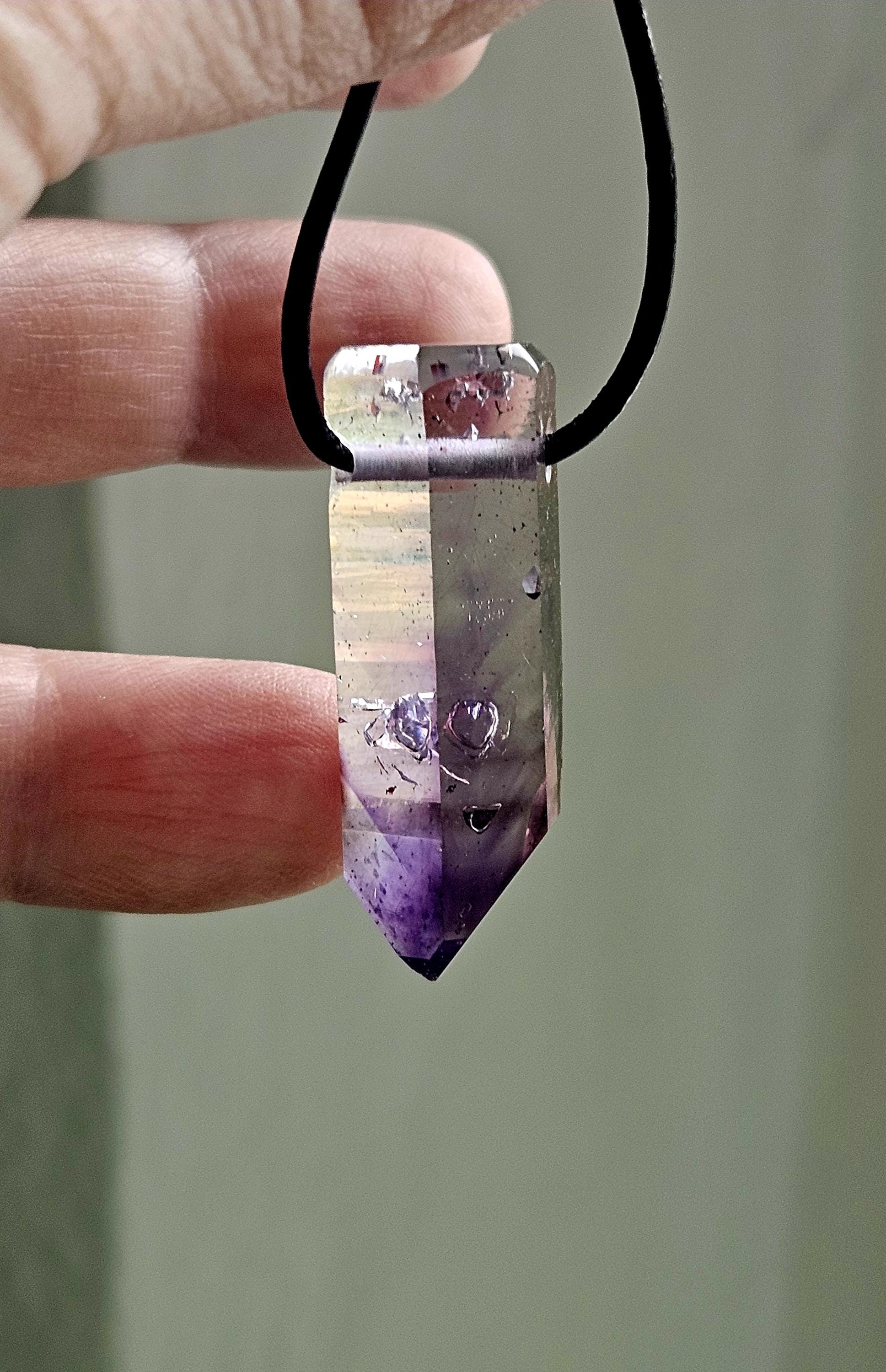 Goboboseb Amethyst Rauchquarz Phantomquarz Kristall Spitze aus Namibia mit Hämatit Einschlüssen, gebohrt, an verstellbarem Lederband