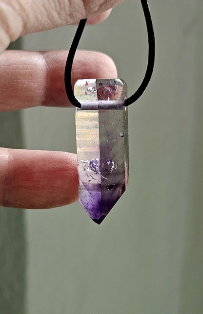 Goboboseb Amethyst Rauchquarz Phantomquarz Kristall Spitze aus Namibia mit Hämatit Einschlüssen, gebohrt, an verstellbarem Lederband
