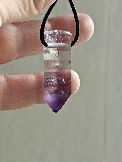 Goboboseb Amethyst Rauchquarz Phantomquarz Kristall Spitze aus Namibia mit Einschlüssen, gebohrt, an verstellbarem Lederband