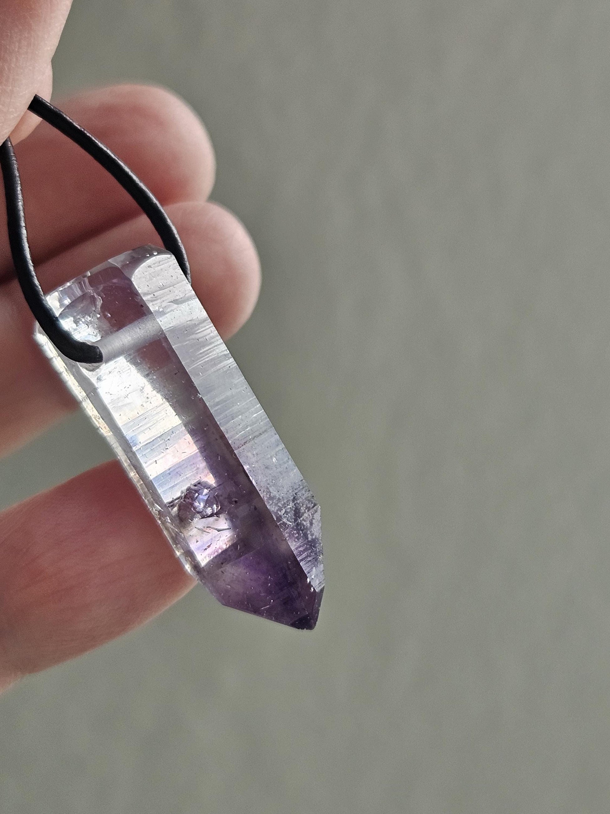 Goboboseb Amethyst Rauchquarz Phantomquarz Kristall Spitze aus Namibia mit Hämatit Einschlüssen, gebohrt, an verstellbarem Lederband