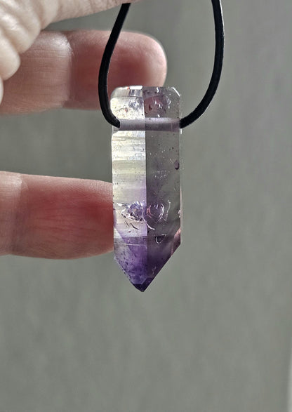 Goboboseb Amethyst Rauchquarz Phantomquarz Kristall Spitze aus Namibia mit Hämatit Einschlüssen, gebohrt, an verstellbarem Lederband