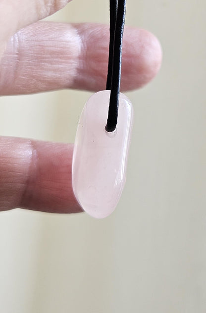 Rosenquarz Anhänger, 26 x 23 x 10 mm, gebohrt, an verstellbarem Lederband