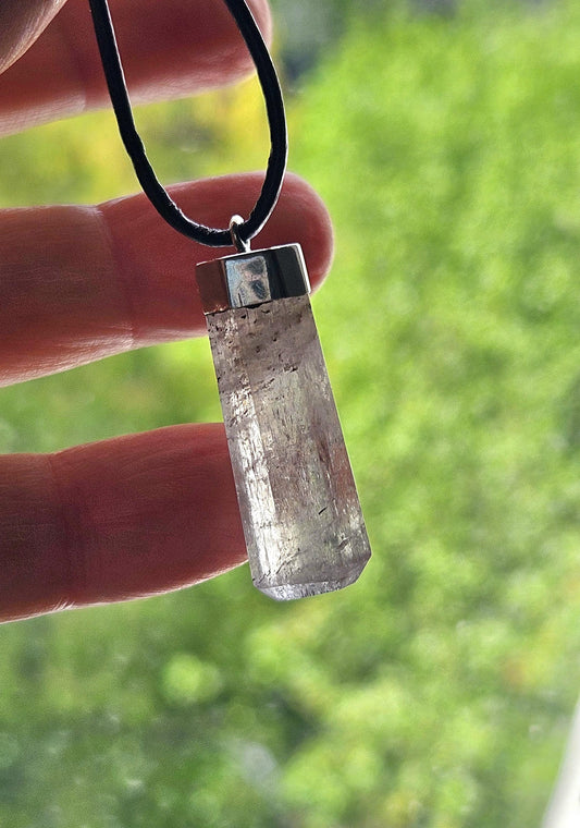Kunzit Rohstein Rohkristall Kristall Stäbchen, Anhänger, 33 x 11 x 11 mm, an 925er SilberÖse, an verstellbarem Lederband